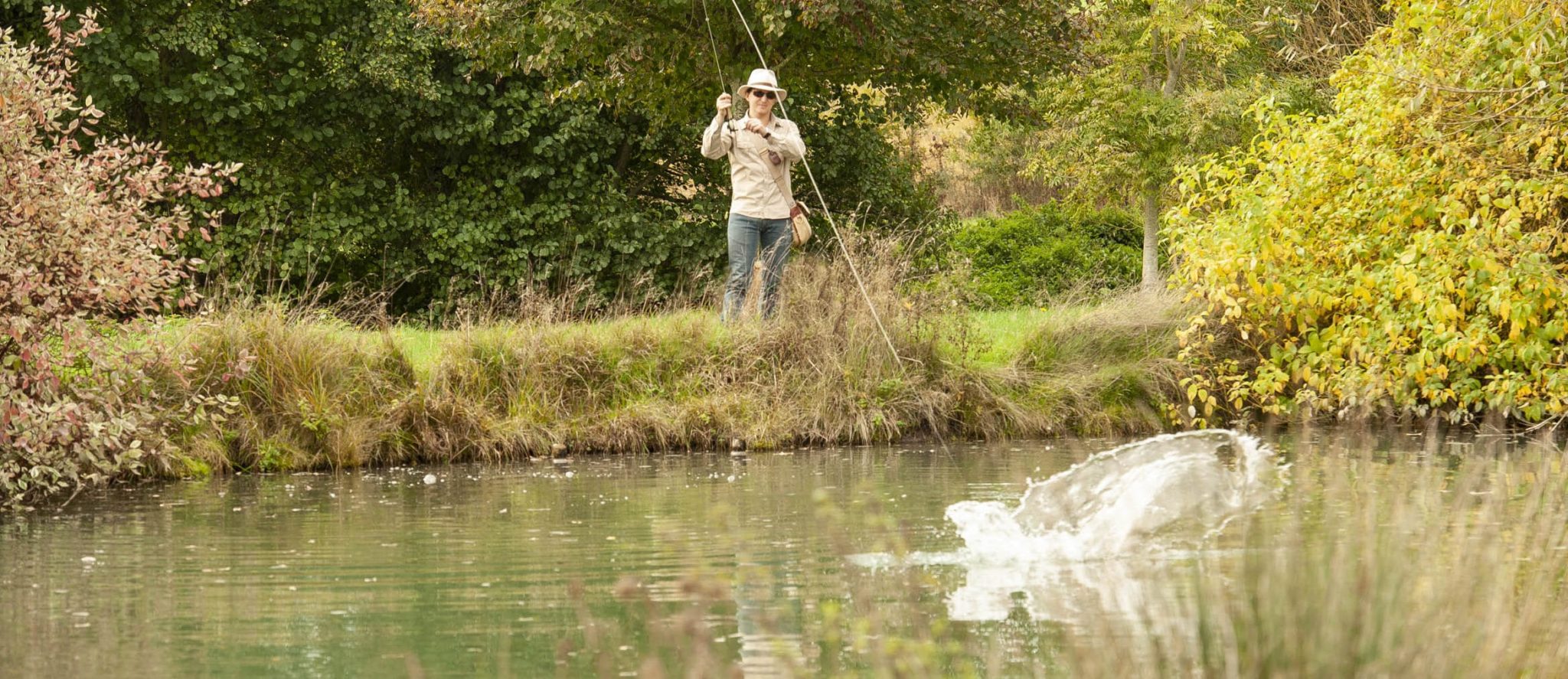 Combat avec le poisson durant la pêche