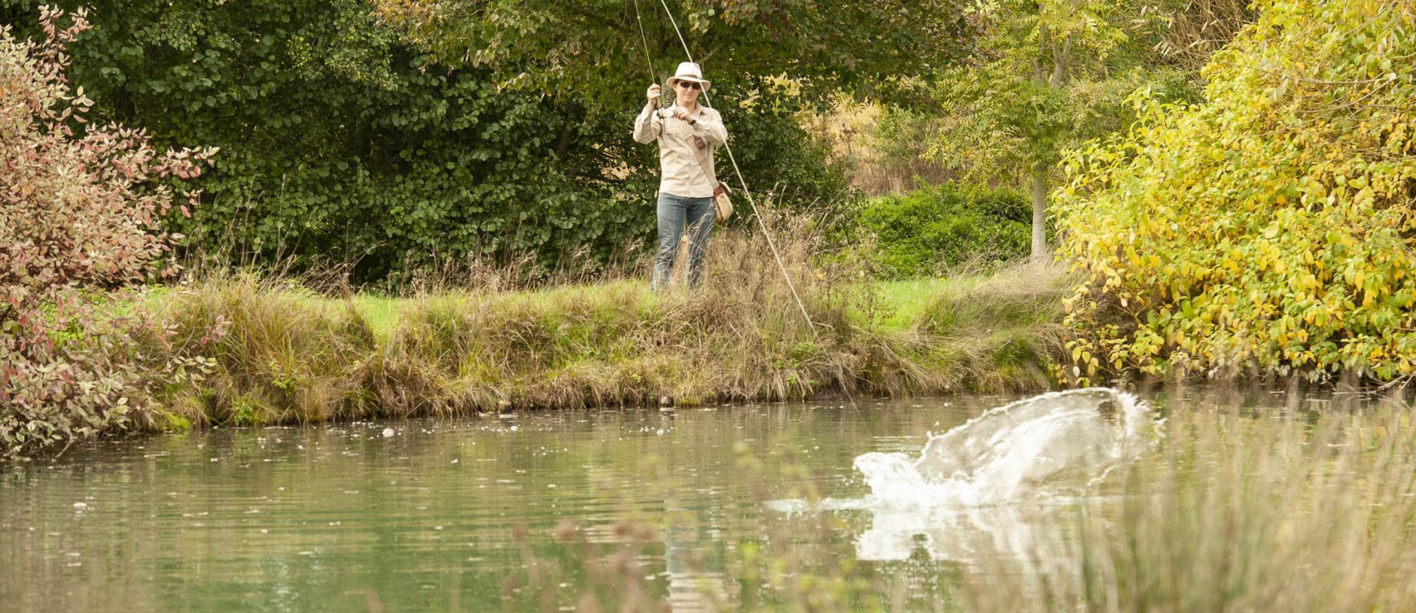 Combat avec le poisson durant la pêche