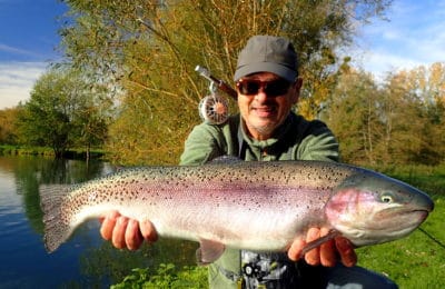 Pêcheur avec une truite Moulin de Gémages