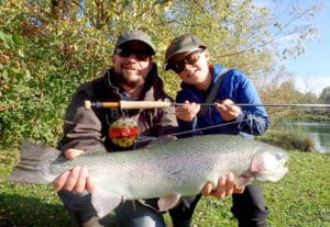 Pêcheurs père fils truite