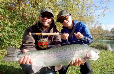 Pêcheurs père fils truite