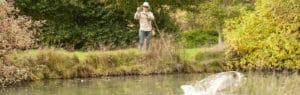 Se battre avec un poisson pêche à la mouche