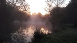 Lever de soleil avec brouillard sur le parcours