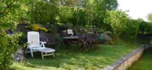 Terrasse de gîte avec chaises et table